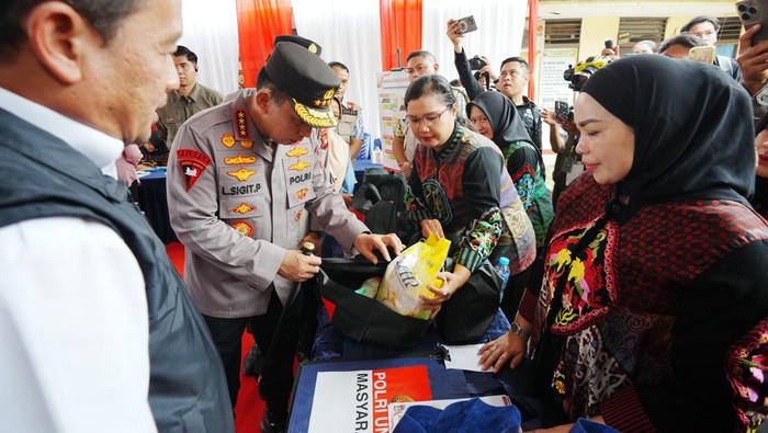 kapolri-di-gerakan-pangan-murah-di-kalbar-1754626711943_169